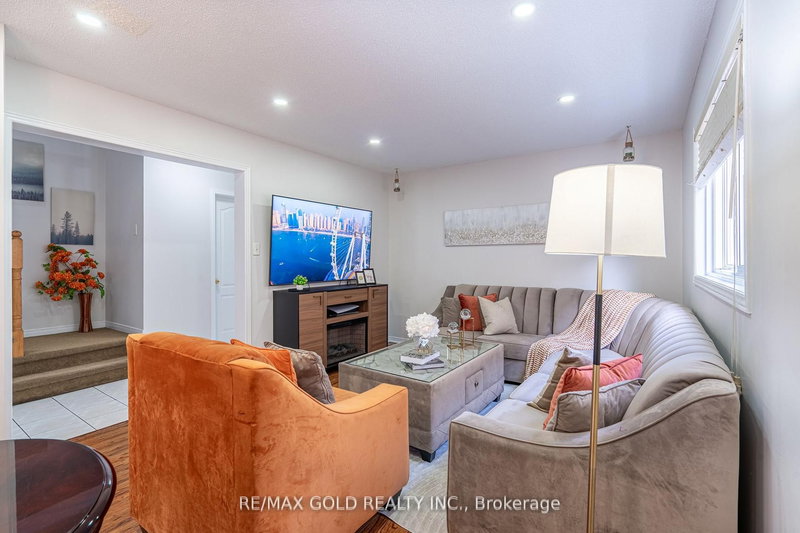 94 Bighorn Cres, Brampton, L6R 1G7 | Image 2