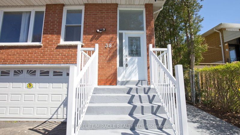 38 Medici Pl, Brampton, L6S 3C6 | Image 2
