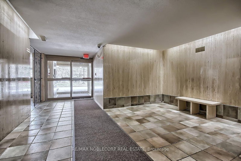 810 - 19 Four Winds Dr, Toronto, M3J 2S9 | Image 2