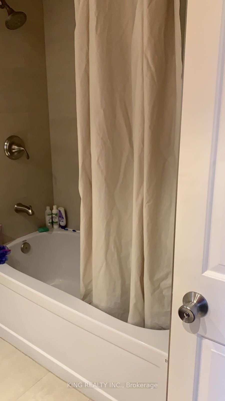 Detached House for sale at 104 Elgin Drive, Brampton, Ontario, L6Y 2E8 - Downtown Brampton - MLS: W12928652