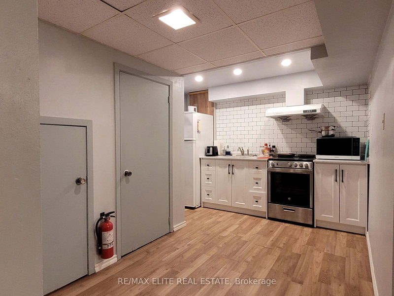 Lower - 3448 Ellengale Dr, Mississauga, L5C 1Z7 | Image 3