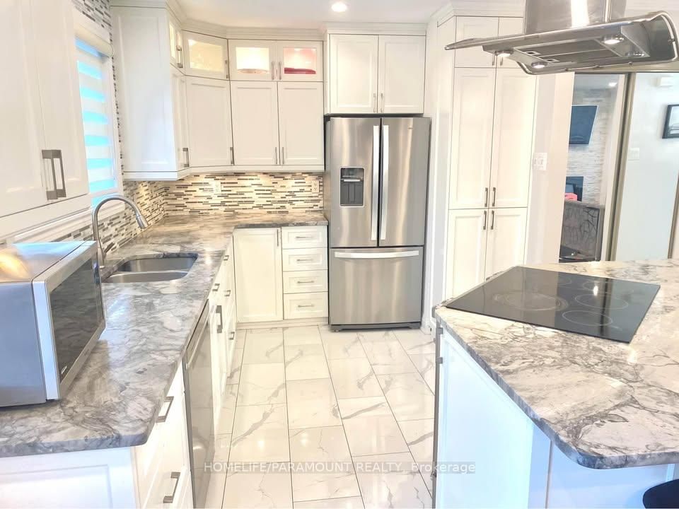 Detached House for sale at 411 Bronte Road, Oakville, Ontario, L6L 5C3 - West - MLS: W12930662