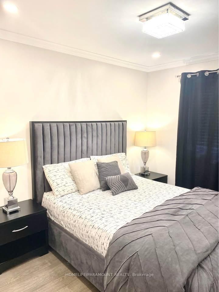 Detached House for sale at 411 Bronte Road, Oakville, Ontario, L6L 5C3 - West - MLS: W12930662