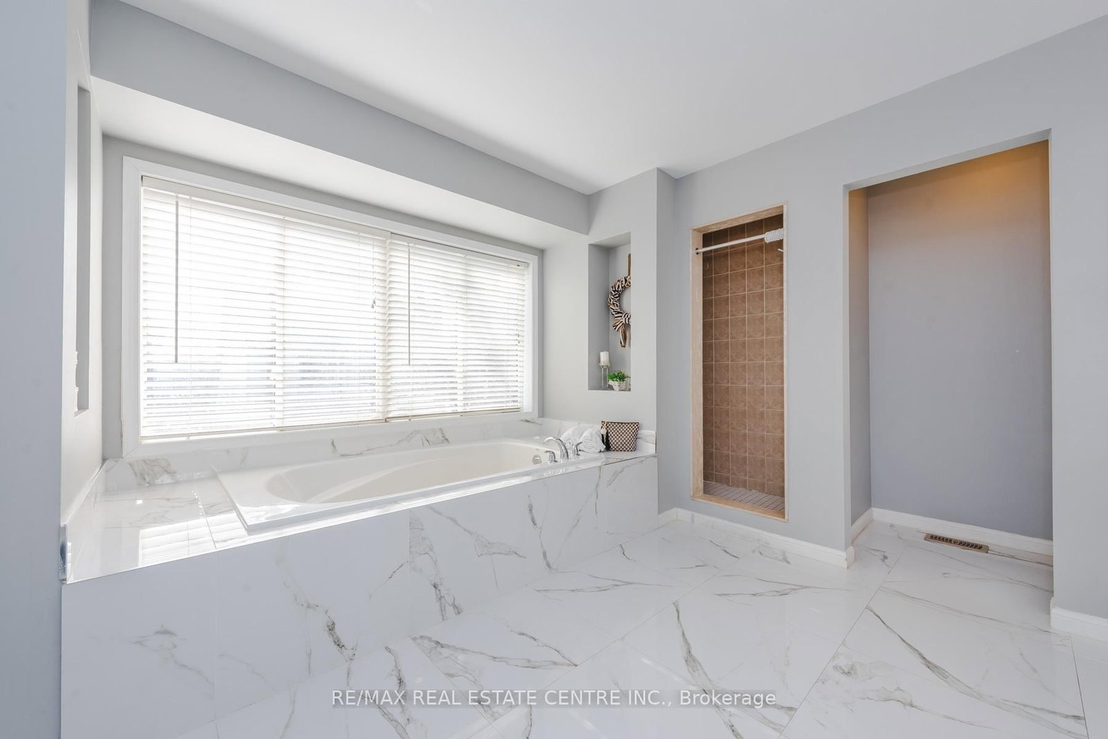 Detached House for sale at 920 Bessy Trail, Milton, Ontario, L9T 0H2 - Coates - MLS: W12931262