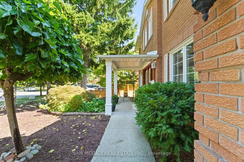 2032 Shannon Dr, Mississauga, L5H 3W3 | Image 3