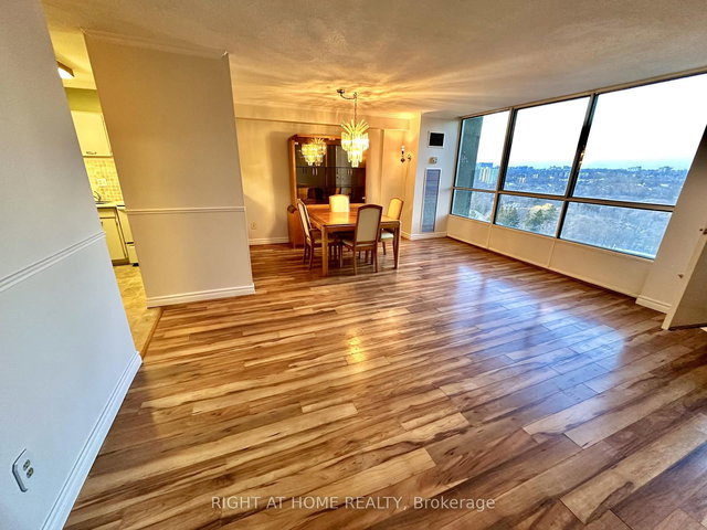 1806 - 10 Martha Eaton Way S