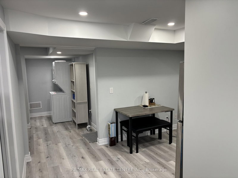 726 Dolby Cres, Milton, L9T 5L7 | Image 3