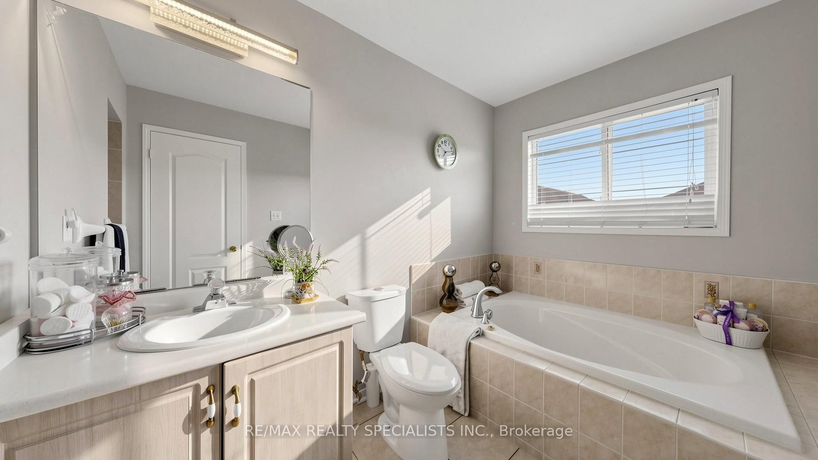 Detached House for sale at 193 Queen Mary Drive, Brampton, Ontario, L7A 1Y3 - Fletcher's Meadow - MLS: W12932964