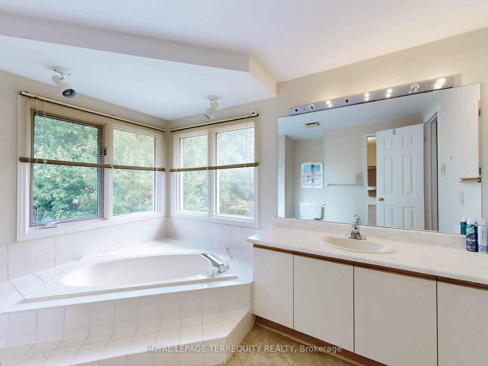 Detached House for sale at 4 Mowat Court, Brampton, Ontario, L6Z 3E6 - Heart Lake East - MLS: W12933100