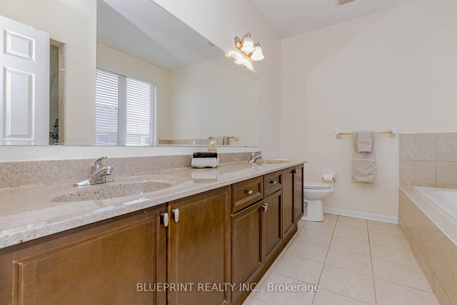 Detached House for sale at 649 Brothers Crescent, Milton, Ontario, L9T 0A6 - Coates - MLS: W12933438