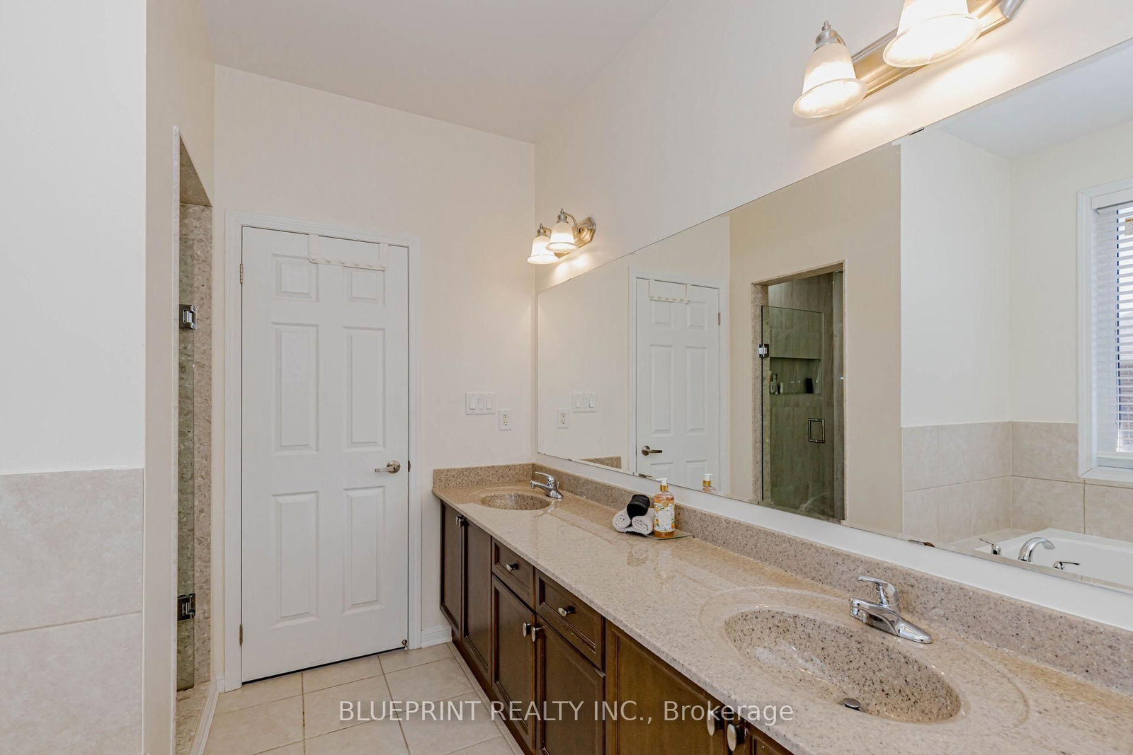 Detached House for sale at 649 Brothers Crescent, Milton, Ontario, L9T 0A6 - Coates - MLS: W12933438