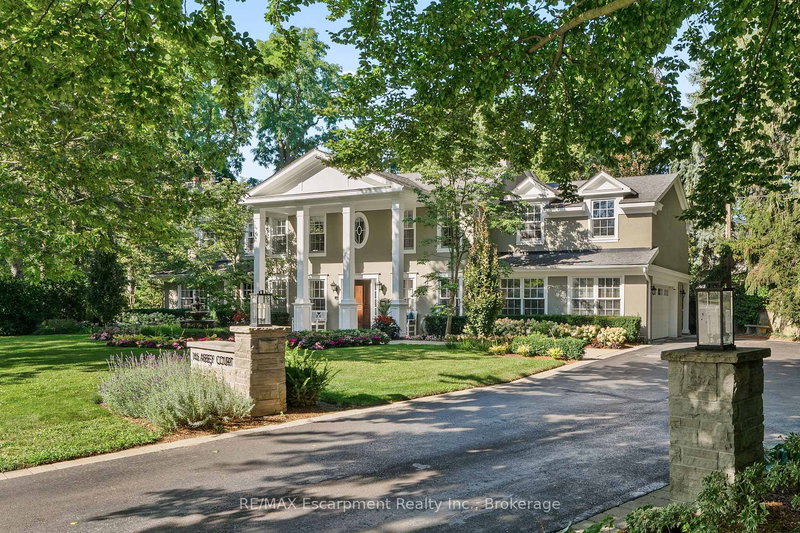 146 Abbey Crt, Oakville, L6J 4L1 | Image 2