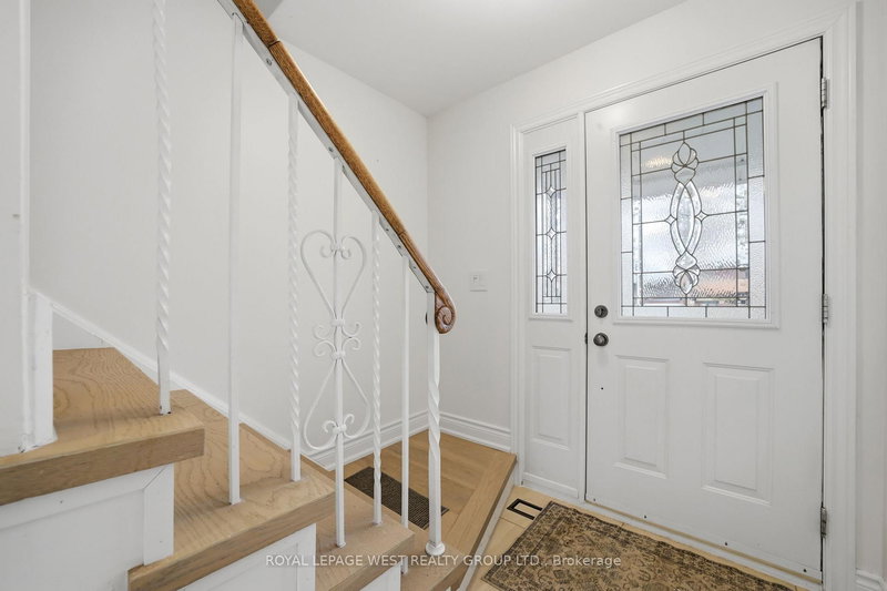 3334 Enniskillen Circ, Mississauga, L5C 2M8 | Image 3