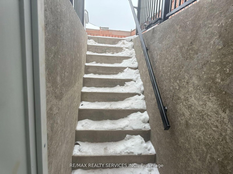 32 Silo Crt, Brampton, L6X 4S4 | Image 2