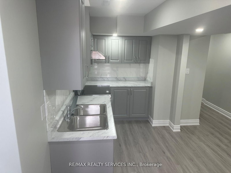 32 Silo Crt, Brampton, L6X 4S4 | Image 3