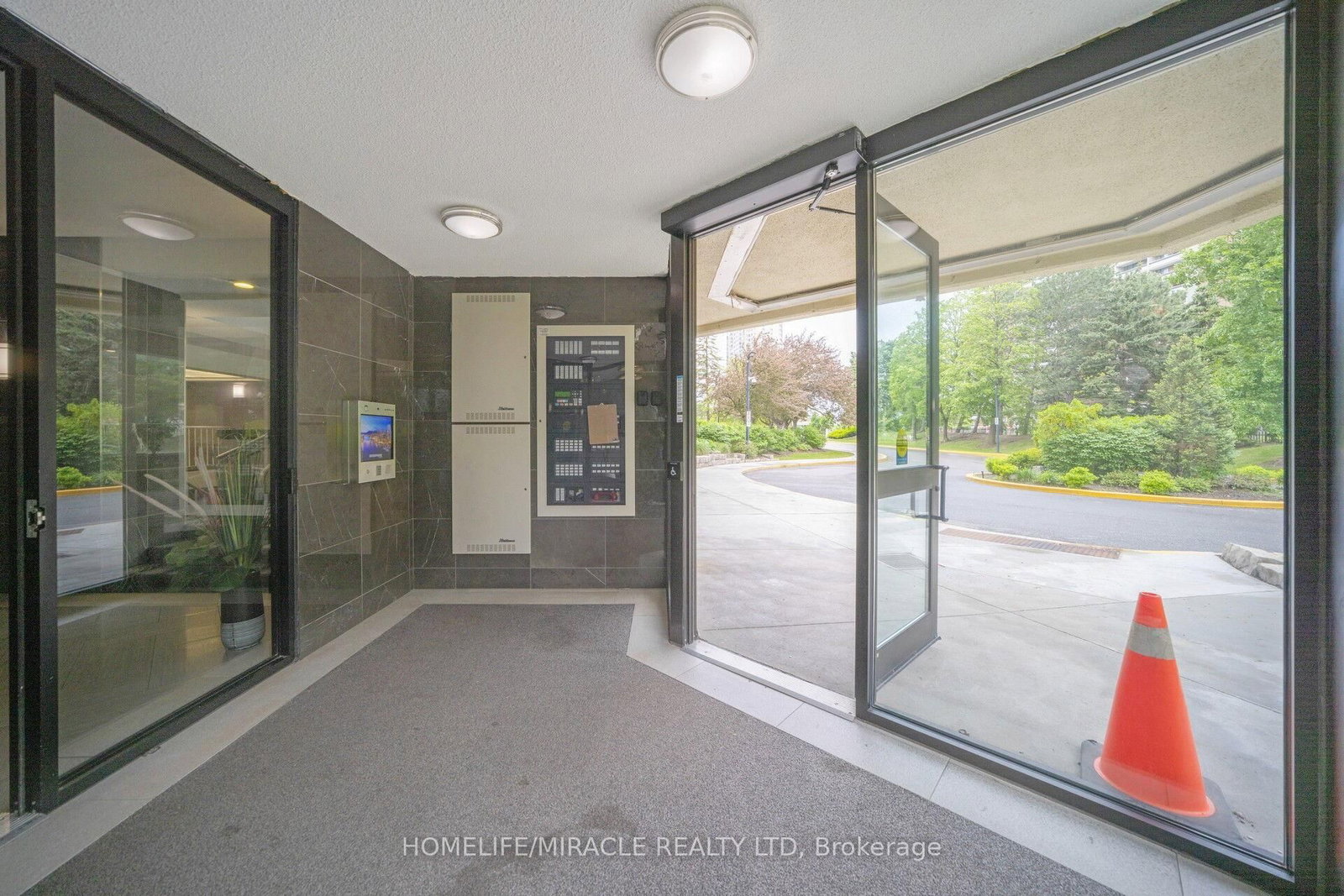 8 Lisa Street • #1802 • Brampton, ON photo 8
