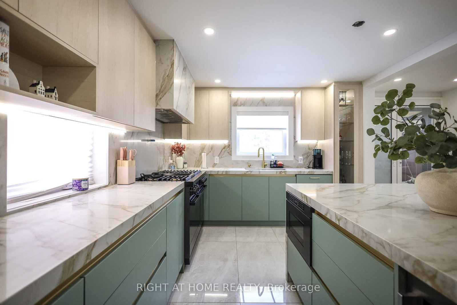 Detached House for lease at 11 Sparta Road, Toronto, Ontario, M6L 2M4 - Maple Leaf - MLS: W12938398