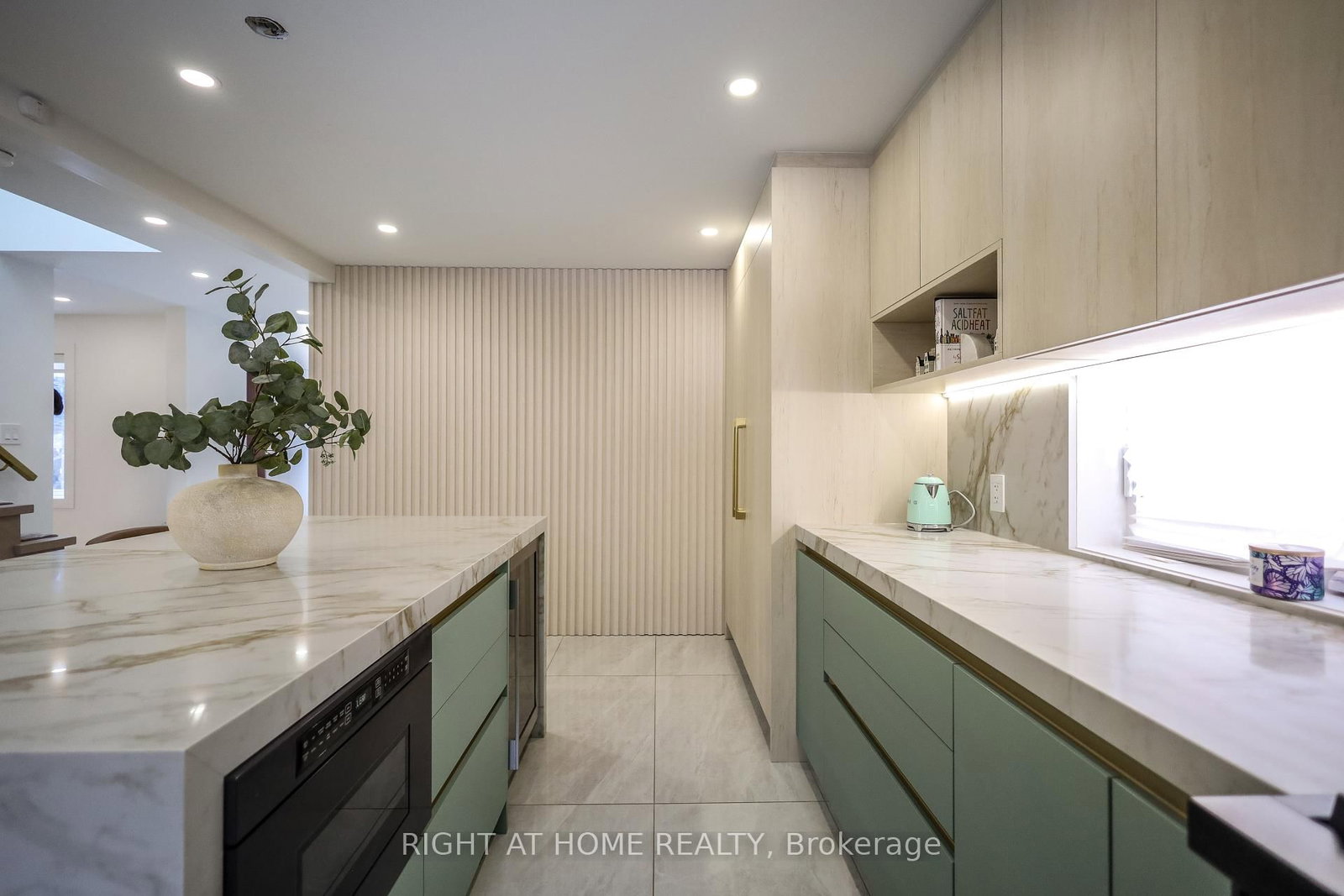 Detached House for lease at 11 Sparta Road, Toronto, Ontario, M6L 2M4 - Maple Leaf - MLS: W12938398