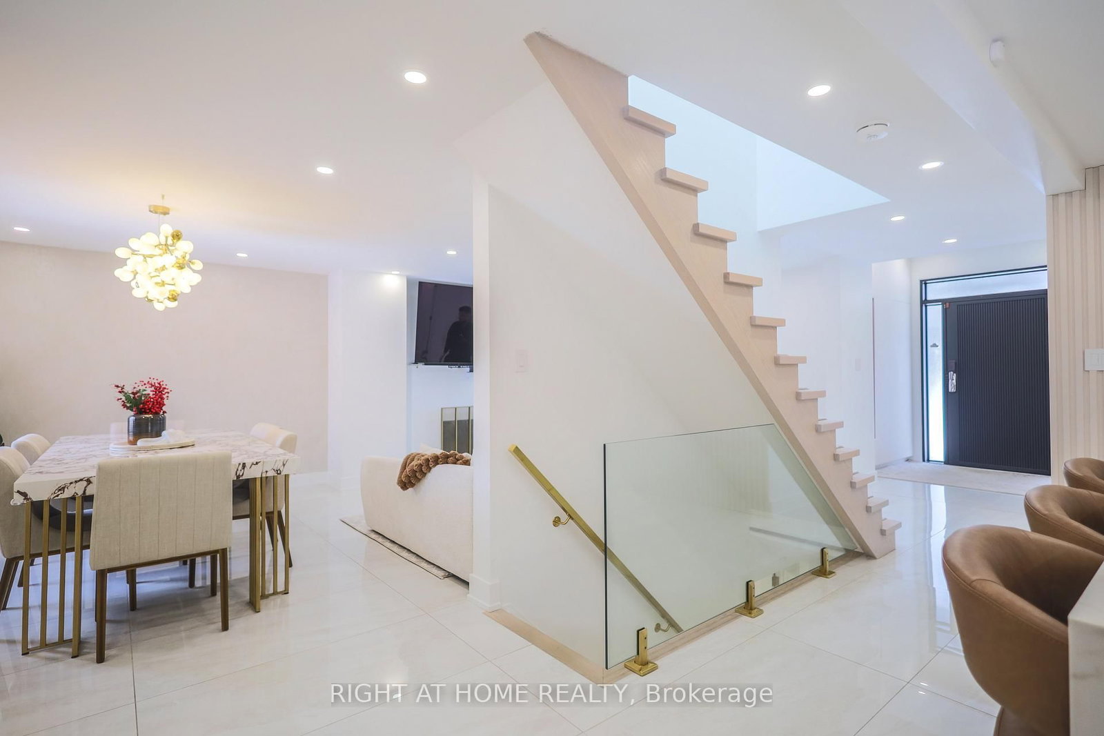 Detached House for lease at 11 Sparta Road, Toronto, Ontario, M6L 2M4 - Maple Leaf - MLS: W12938398