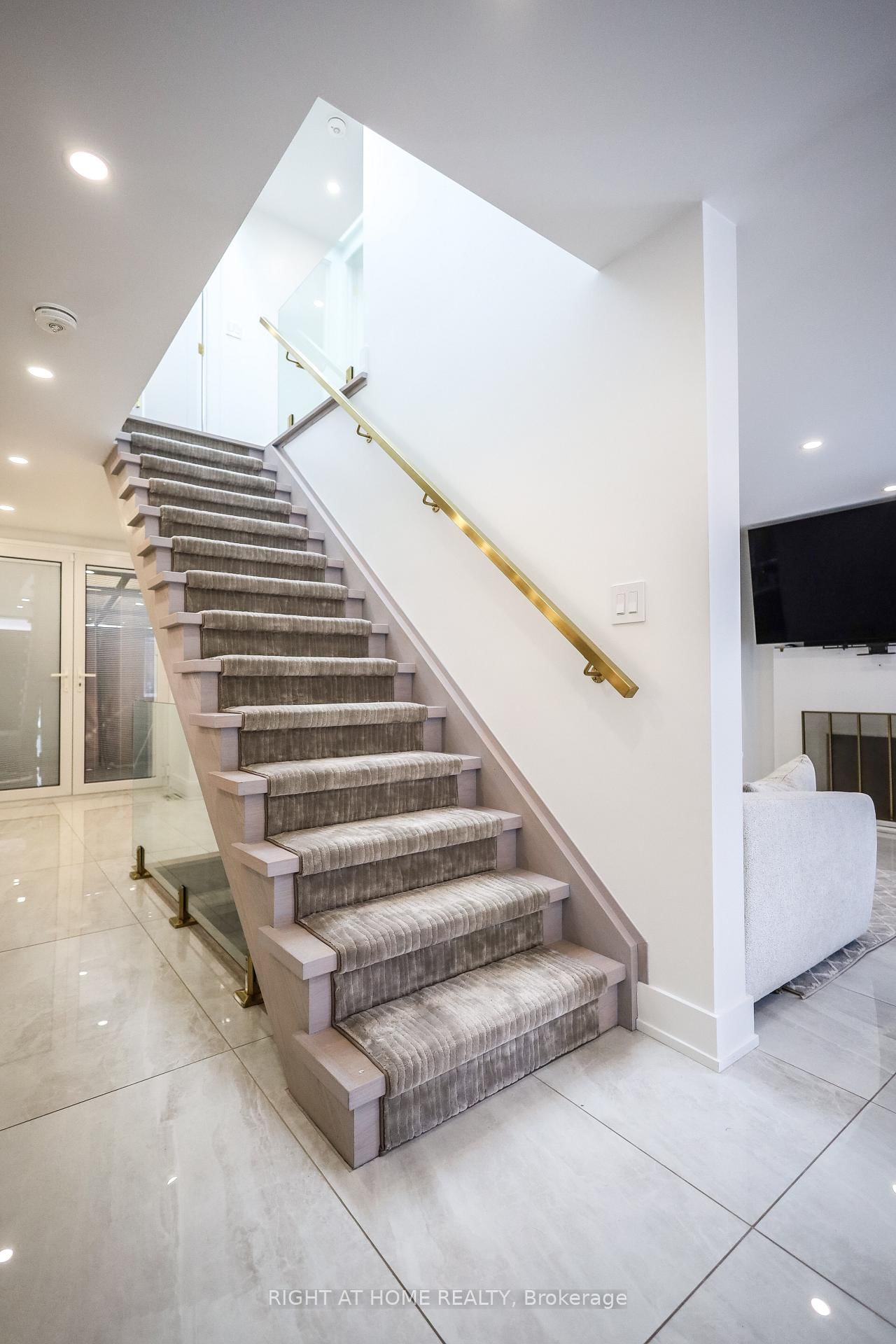 Detached House for lease at 11 Sparta Road, Toronto, Ontario, M6L 2M4 - Maple Leaf - MLS: W12938398