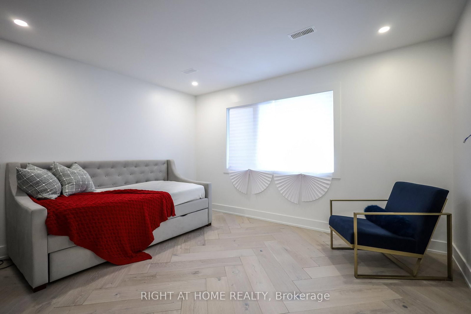 Detached House for lease at 11 Sparta Road, Toronto, Ontario, M6L 2M4 - Maple Leaf - MLS: W12938398