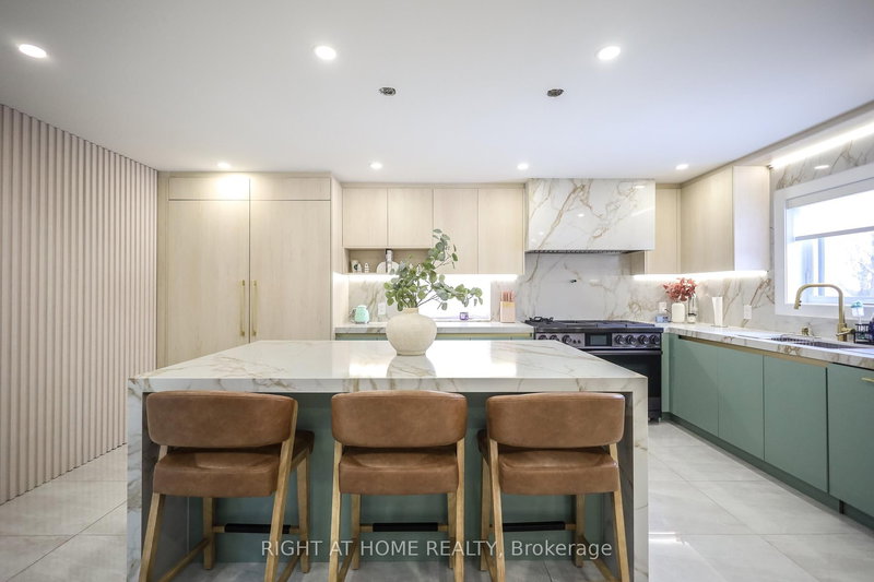 11 Sparta Rd, Toronto, M6L 2M4 | Image 3