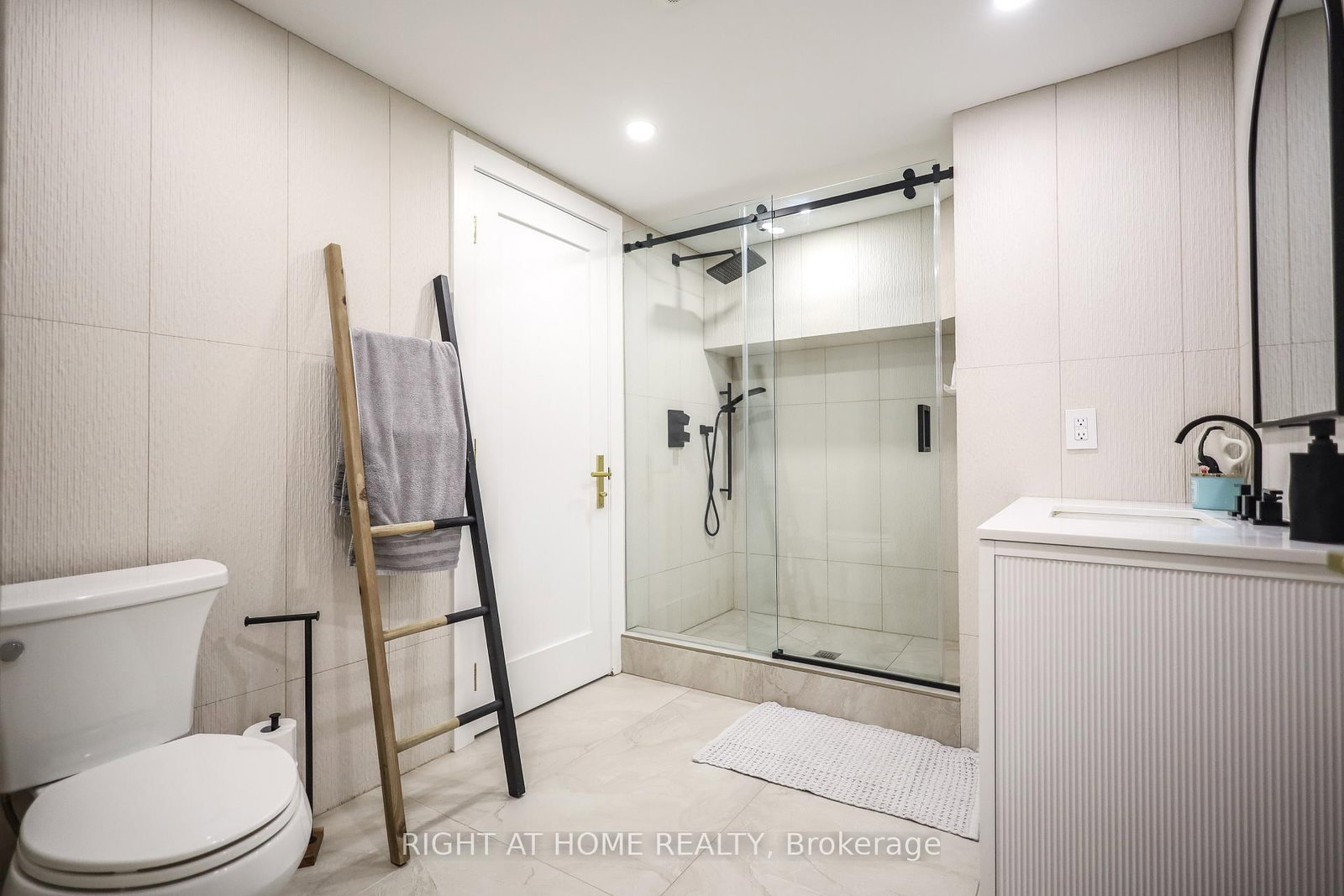 Detached House for lease at 11 Sparta Road, Toronto, Ontario, M6L 2M4 - Maple Leaf - MLS: W12938398