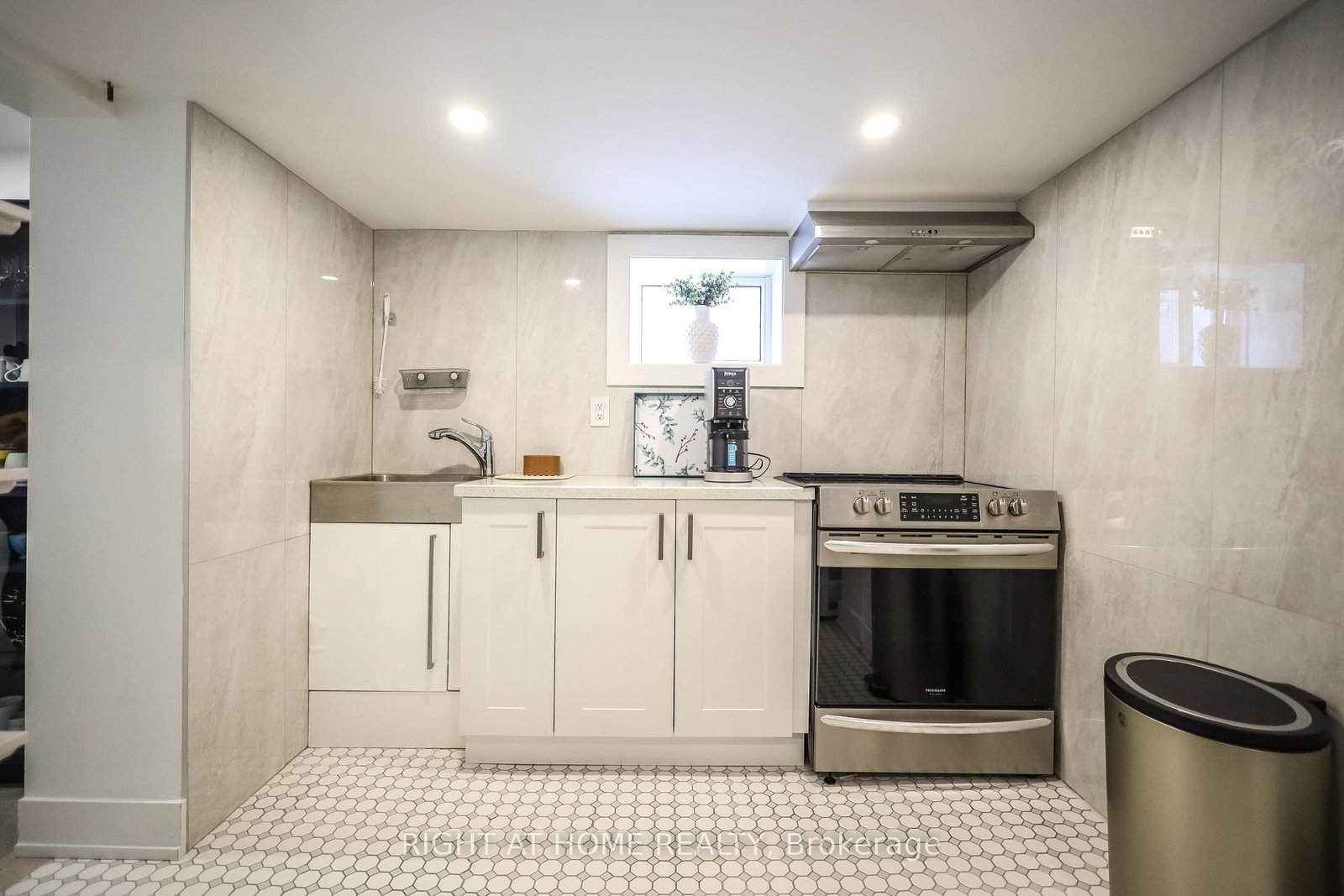 Detached House for lease at 11 Sparta Road, Toronto, Ontario, M6L 2M4 - Maple Leaf - MLS: W12938398