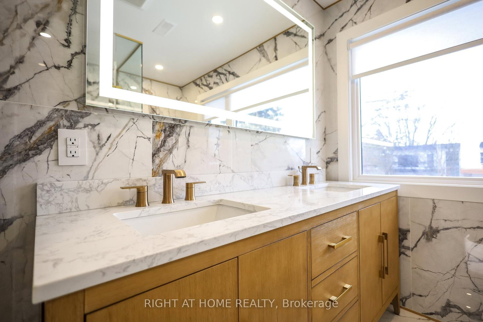 Detached House for lease at 11 Sparta Road, Toronto, Ontario, M6L 2M4 - Maple Leaf - MLS: W12938398