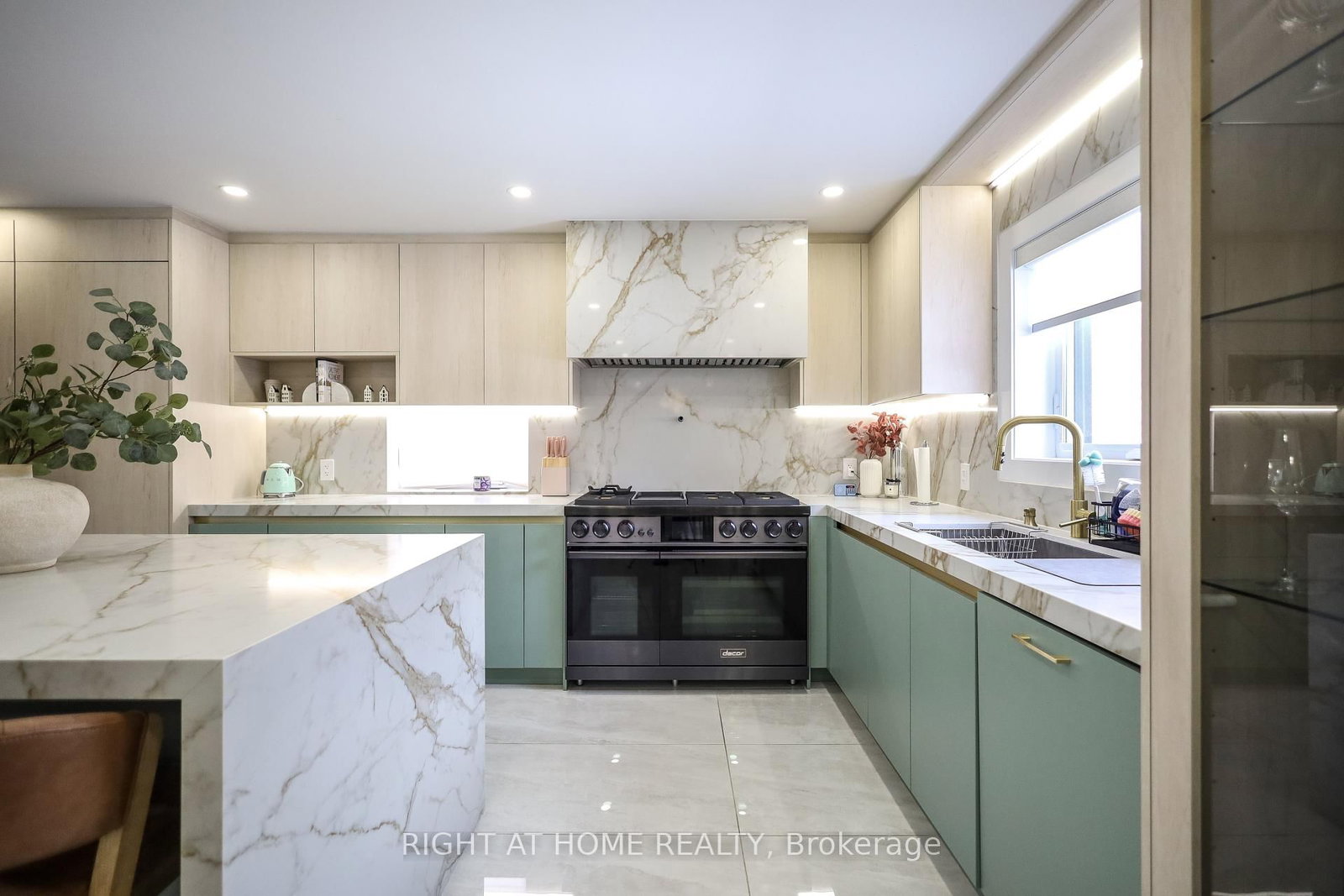 Detached House for lease at 11 Sparta Road, Toronto, Ontario, M6L 2M4 - Maple Leaf - MLS: W12938398