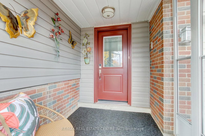 32 Willis Dr, Brampton, L6W 1B1 | Image 2