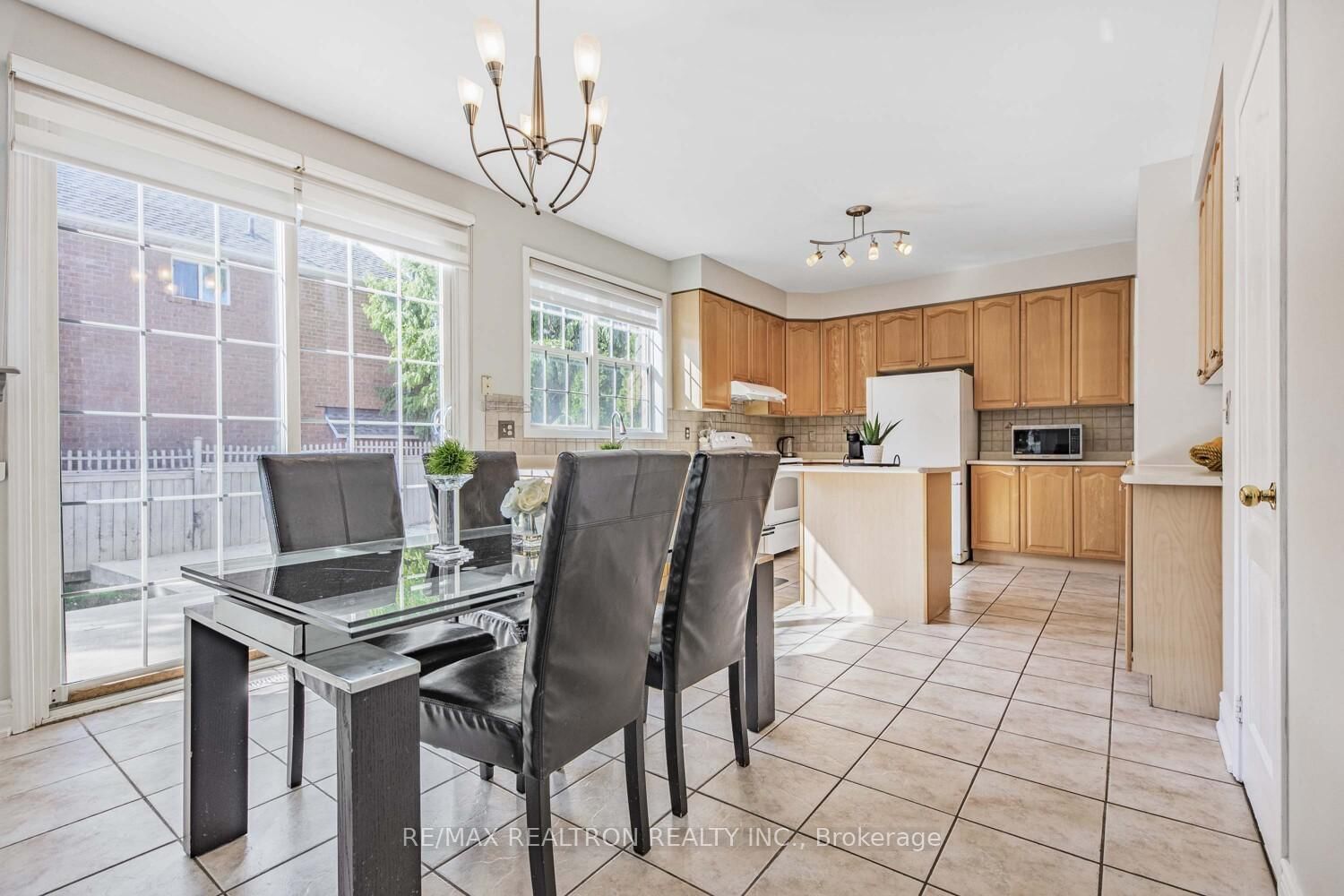 Detached House for sale at 52 Brock Drive, Brampton, Ontario, L6P 1A2 - Vales of Castlemore - MLS: W12938558