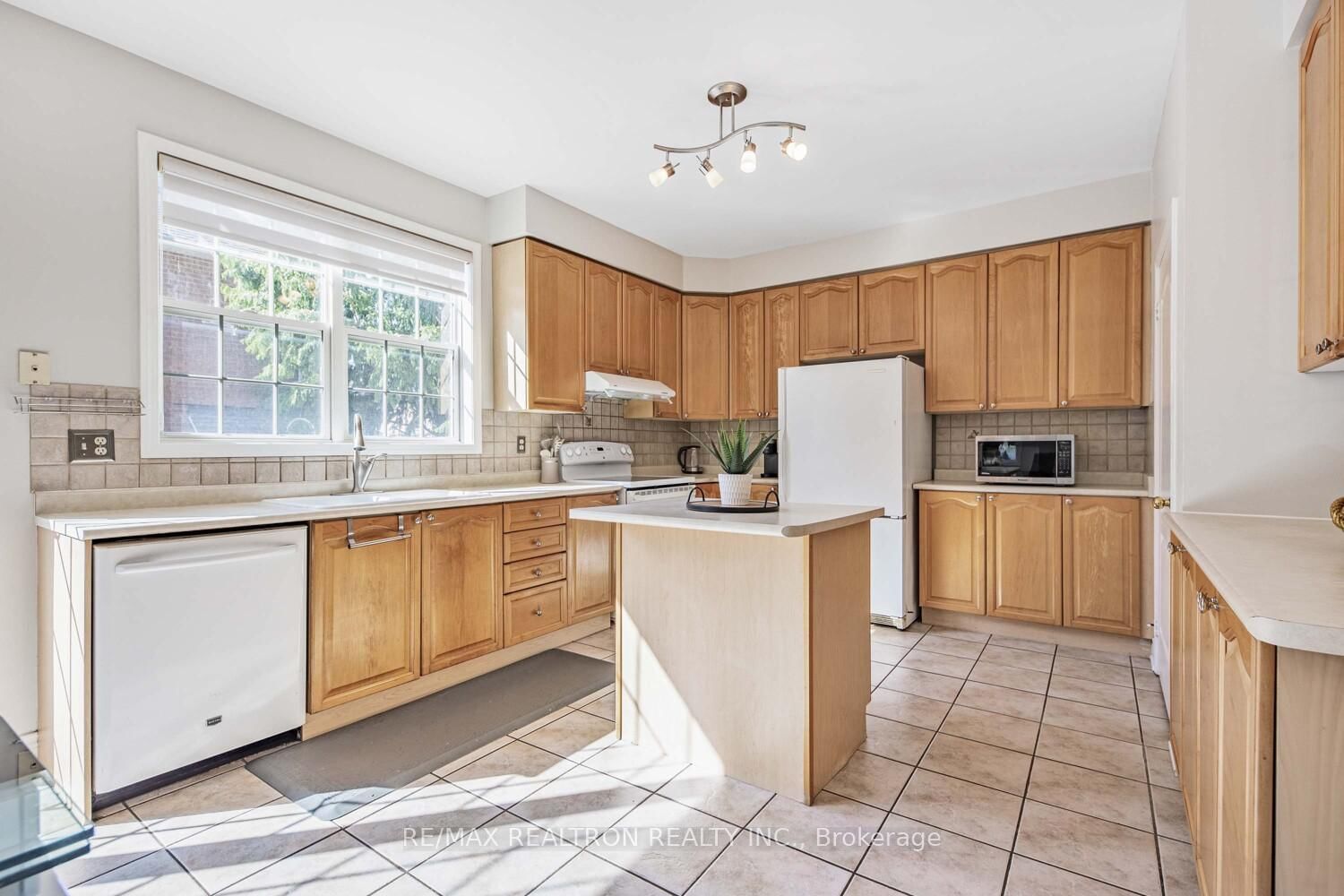 Detached House for sale at 52 Brock Drive, Brampton, Ontario, L6P 1A2 - Vales of Castlemore - MLS: W12938558