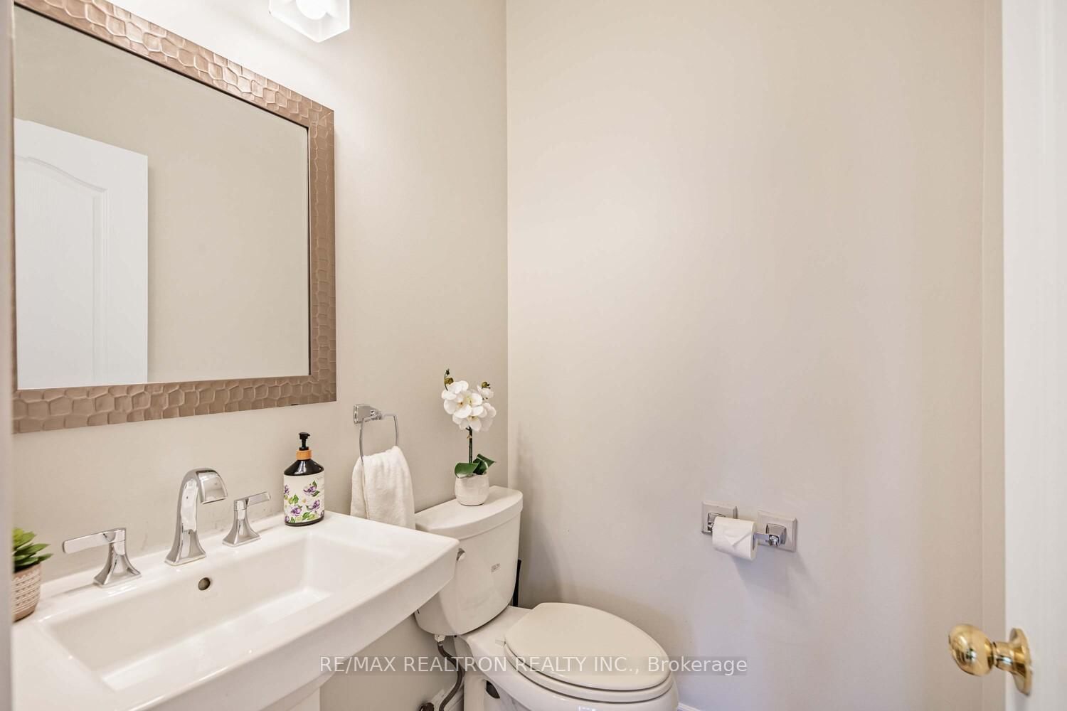 Detached House for sale at 52 Brock Drive, Brampton, Ontario, L6P 1A2 - Vales of Castlemore - MLS: W12938558