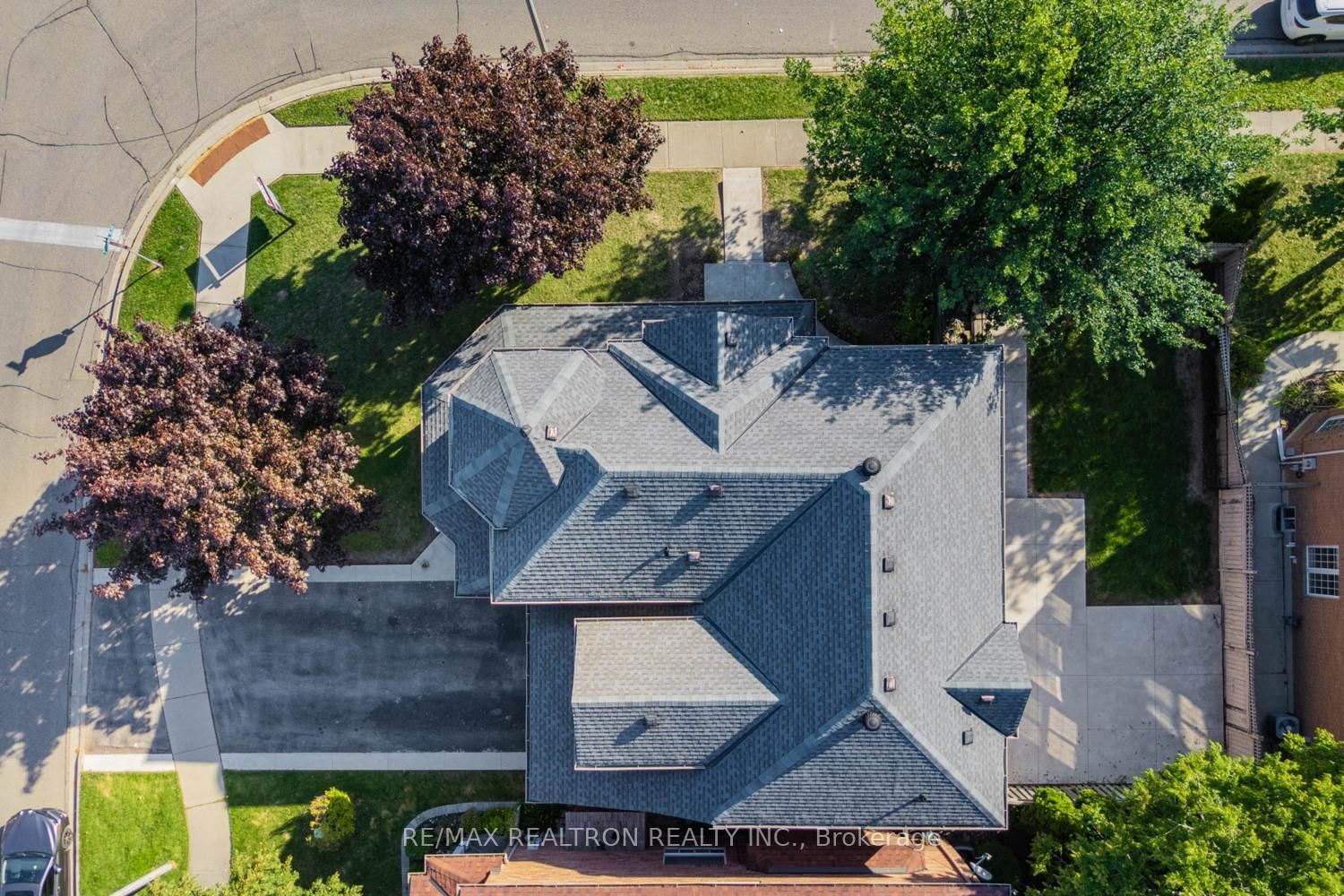 Detached House for sale at 52 Brock Drive, Brampton, Ontario, L6P 1A2 - Vales of Castlemore - MLS: W12938558