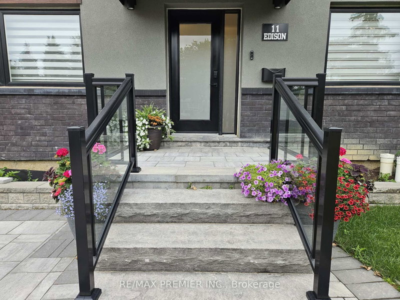 11 Edison Circ, Toronto, M6L 2L3 | Image 3