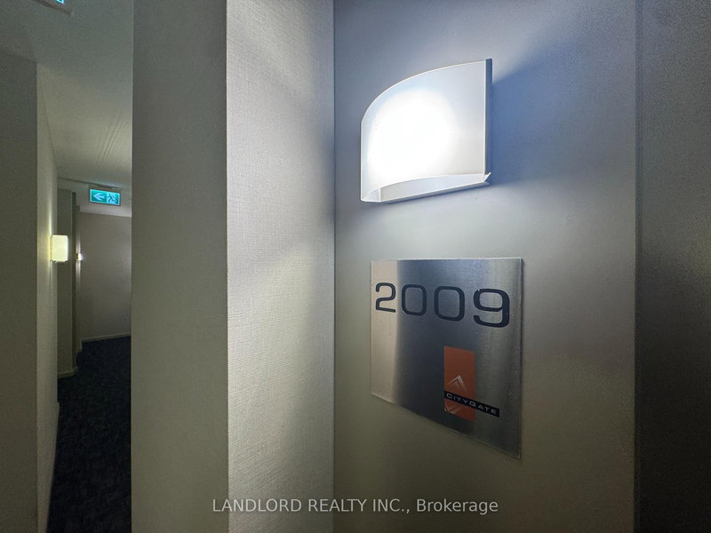 home for lease on 2009-220 Burhamthorpe Road W