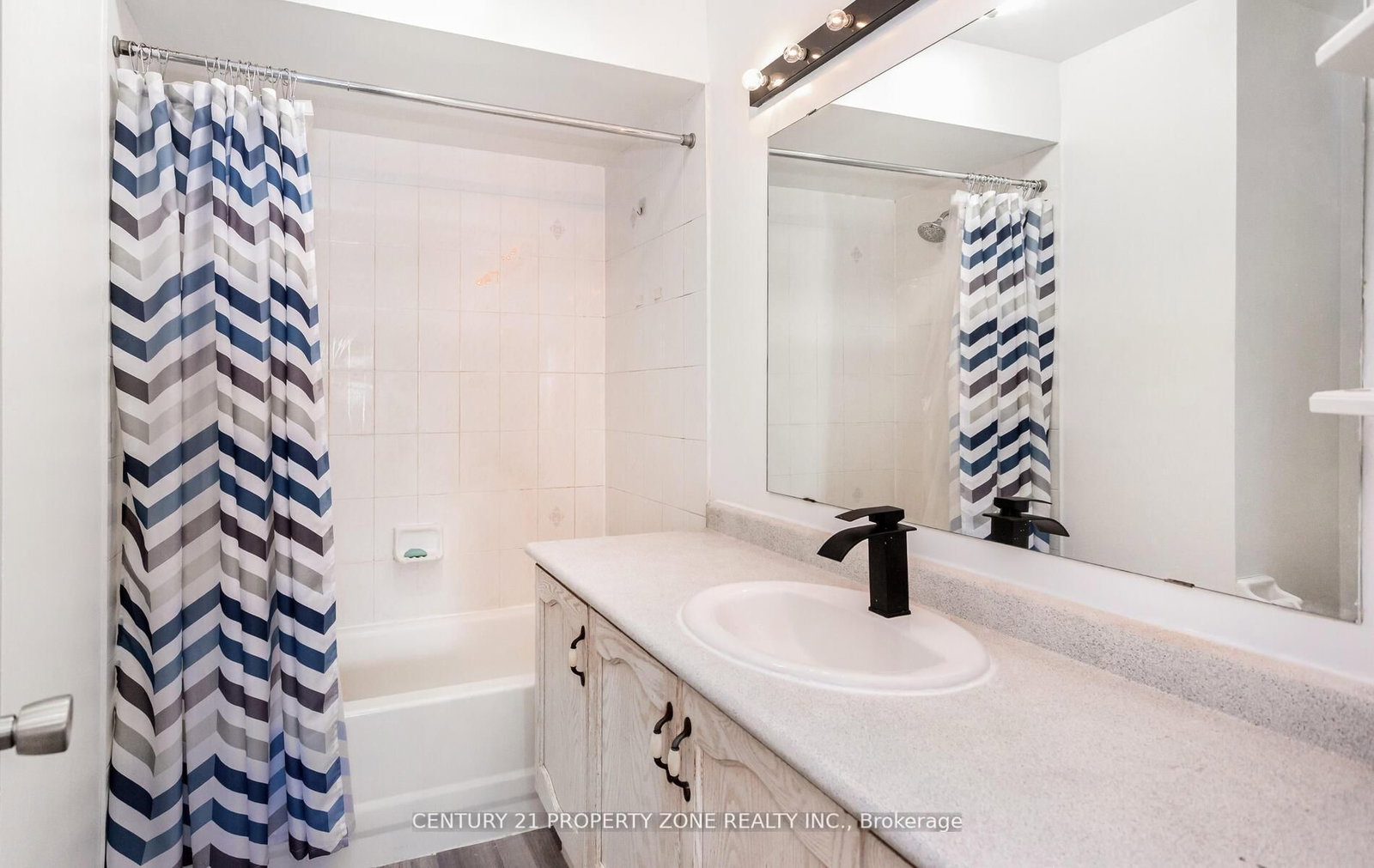 Townhouse for sale at 39-2 Clay Brick Court, Brampton, Ontario, L6V 4M7 - Brampton North - MLS: W12940636