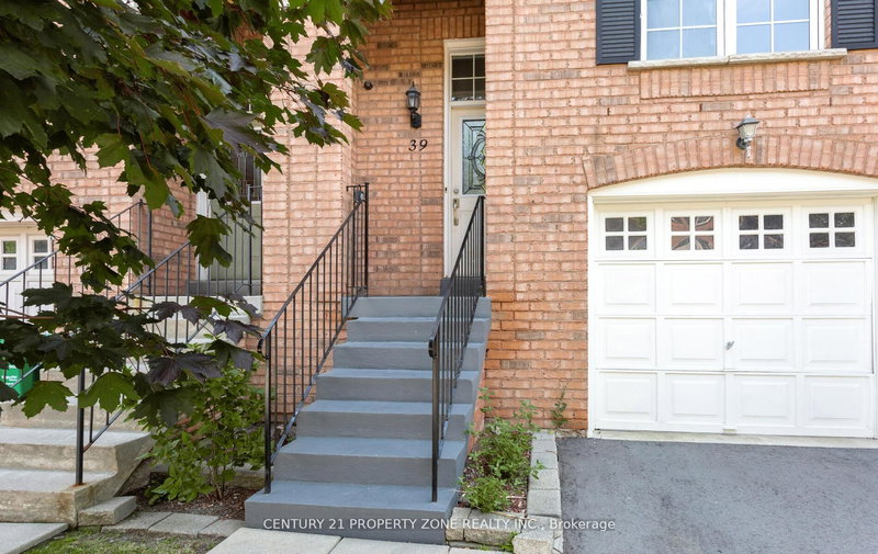 39 - 2 Clay Brick Crt, Brampton, L6V 4M7 | Image 3