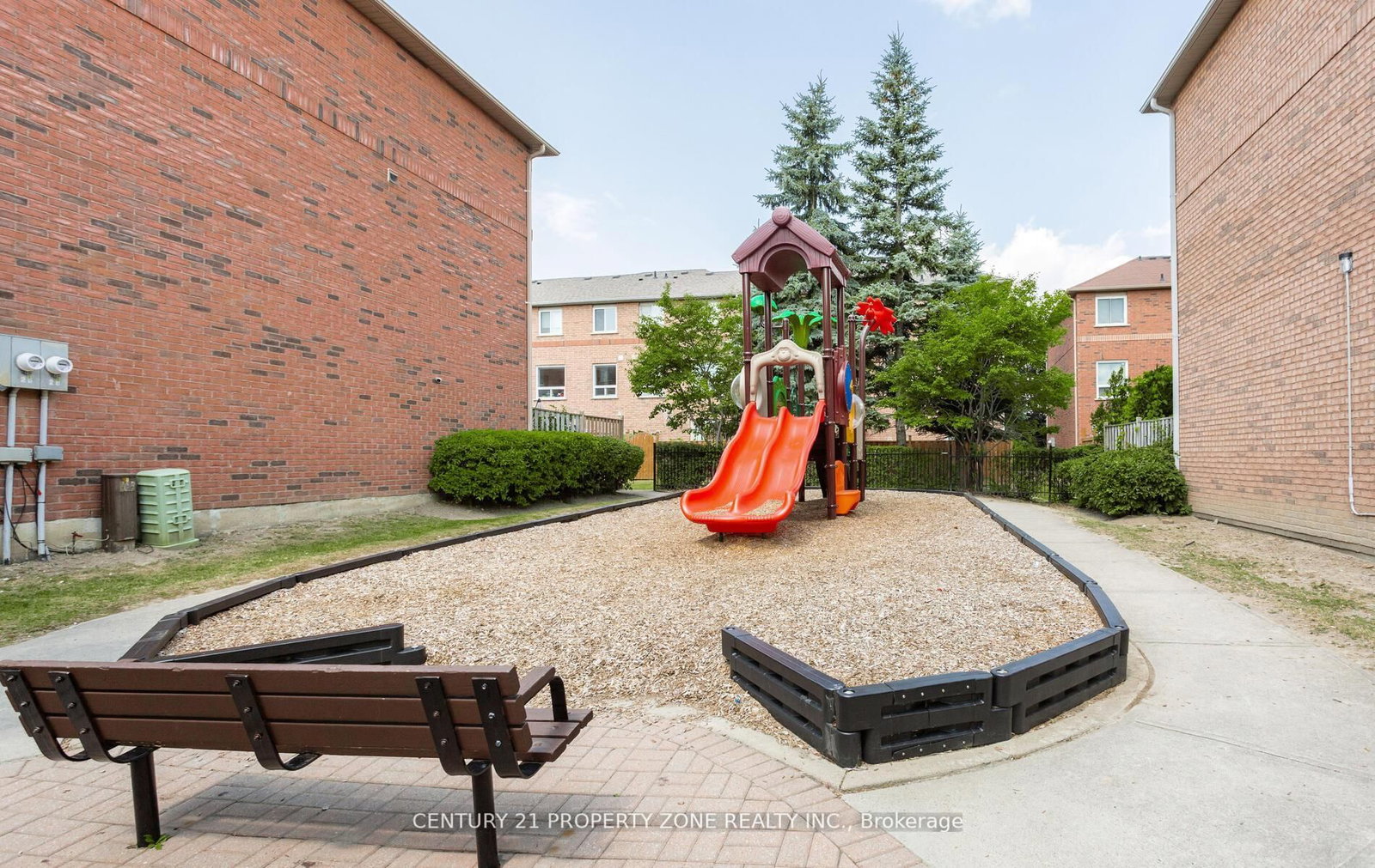 Townhouse for sale at 39-2 Clay Brick Court, Brampton, Ontario, L6V 4M7 - Brampton North - MLS: W12940636