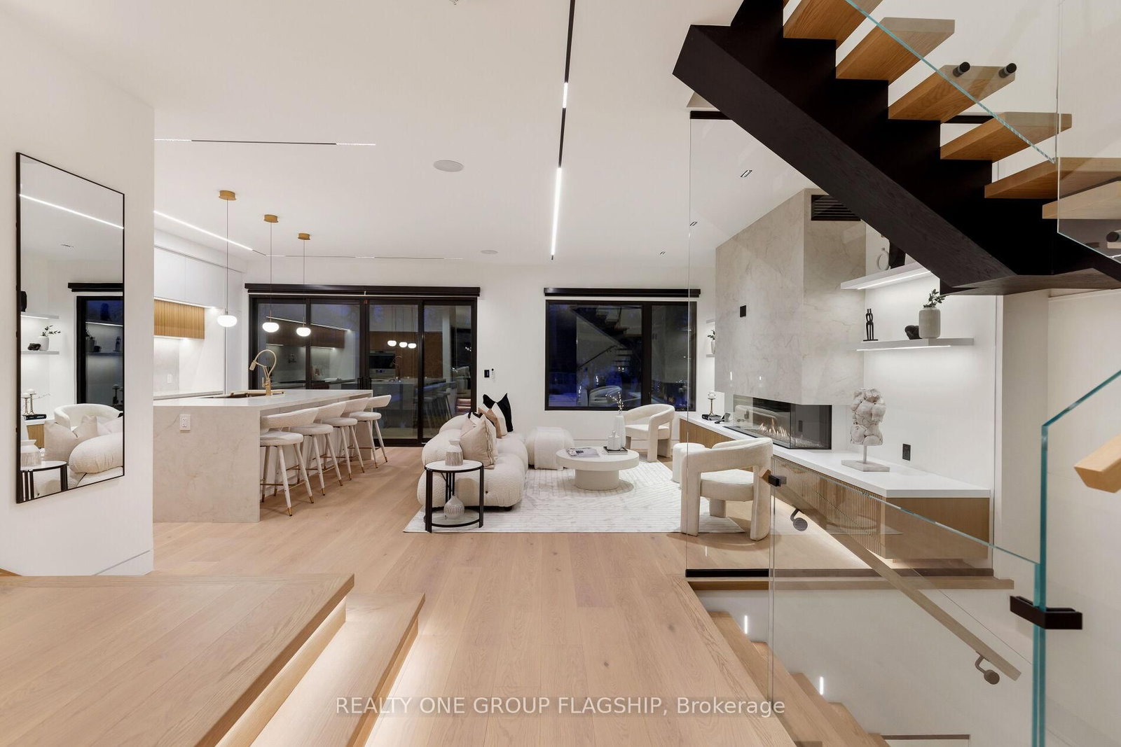 Detached House for sale at 7 Bentley Drive, Toronto, Ontario, M8Z 3L9 - Stonegate-Queensway - MLS: W12940756