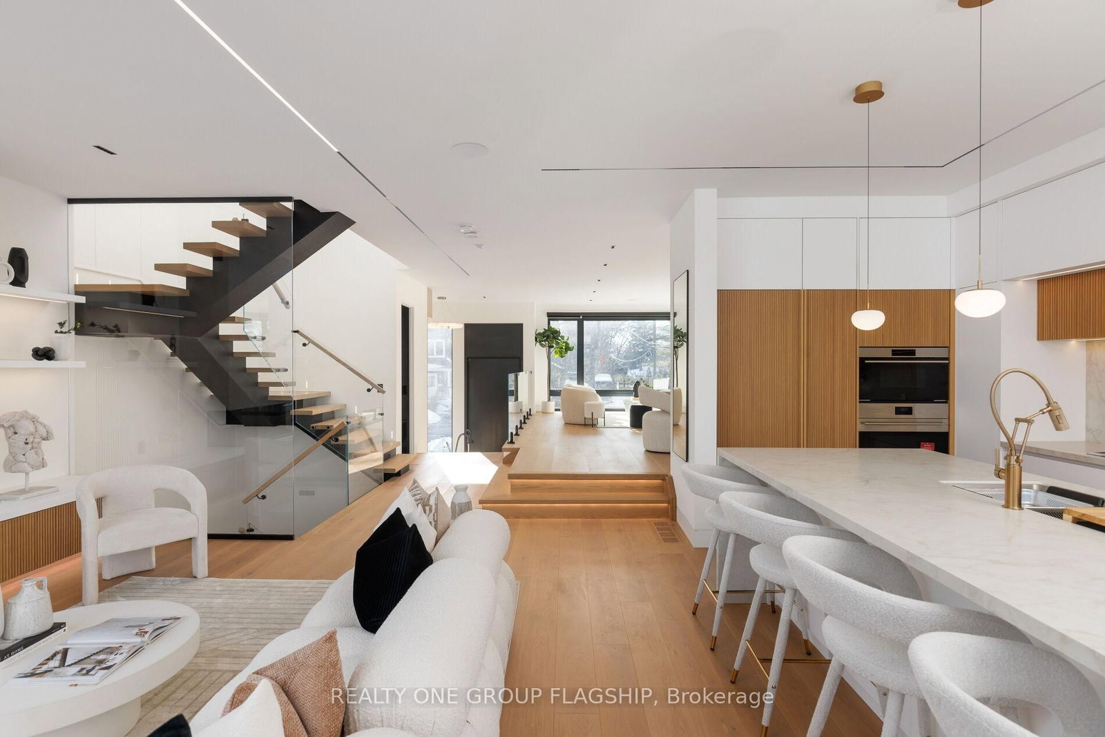 Detached House for sale at 7 Bentley Drive, Toronto, Ontario, M8Z 3L9 - Stonegate-Queensway - MLS: W12940756