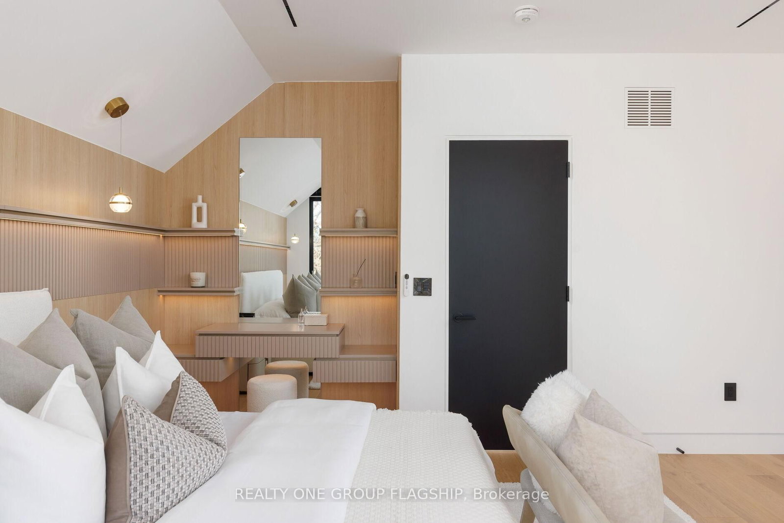 Detached House for sale at 7 Bentley Drive, Toronto, Ontario, M8Z 3L9 - Stonegate-Queensway - MLS: W12940756