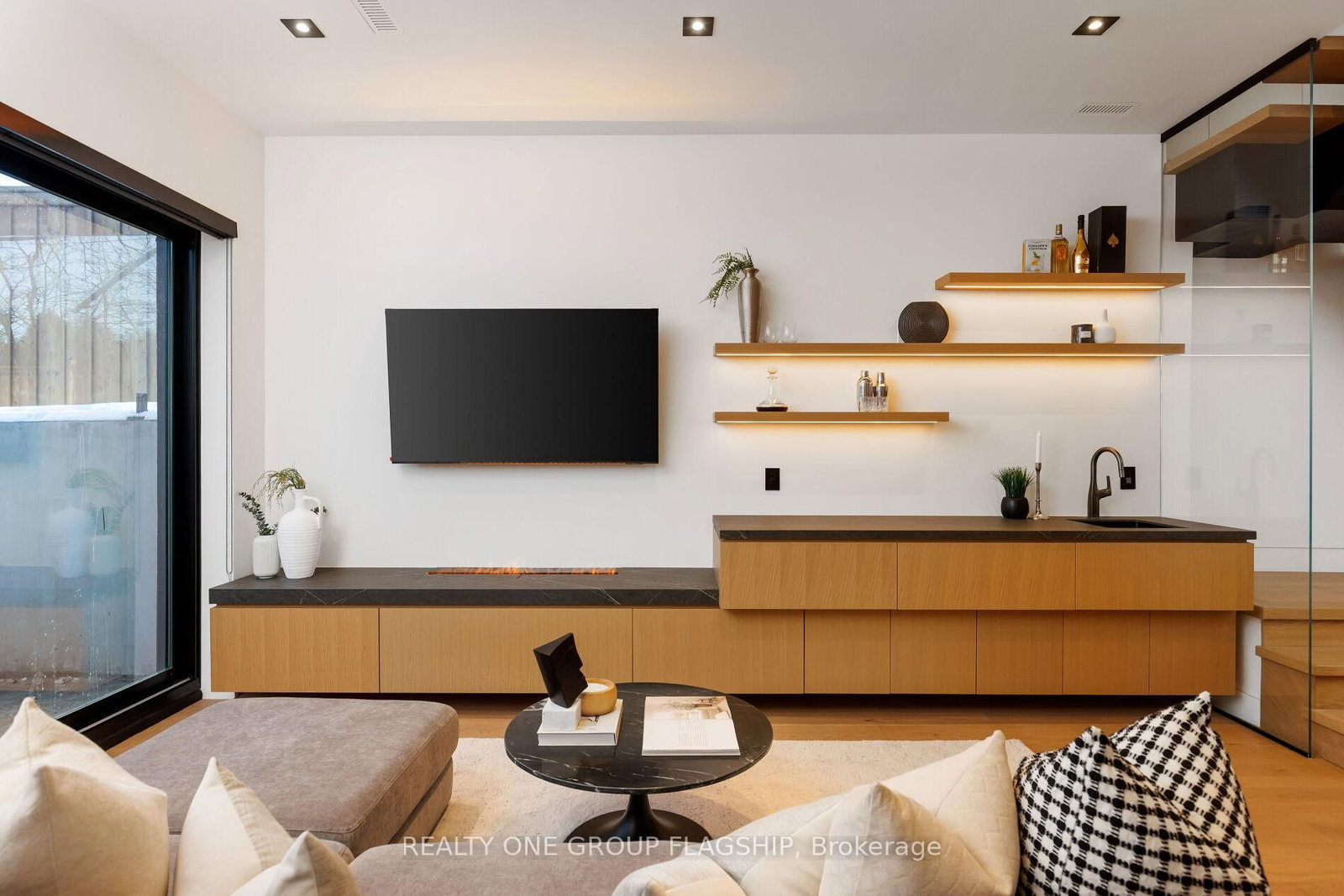 Detached House for sale at 7 Bentley Drive, Toronto, Ontario, M8Z 3L9 - Stonegate-Queensway - MLS: W12940756