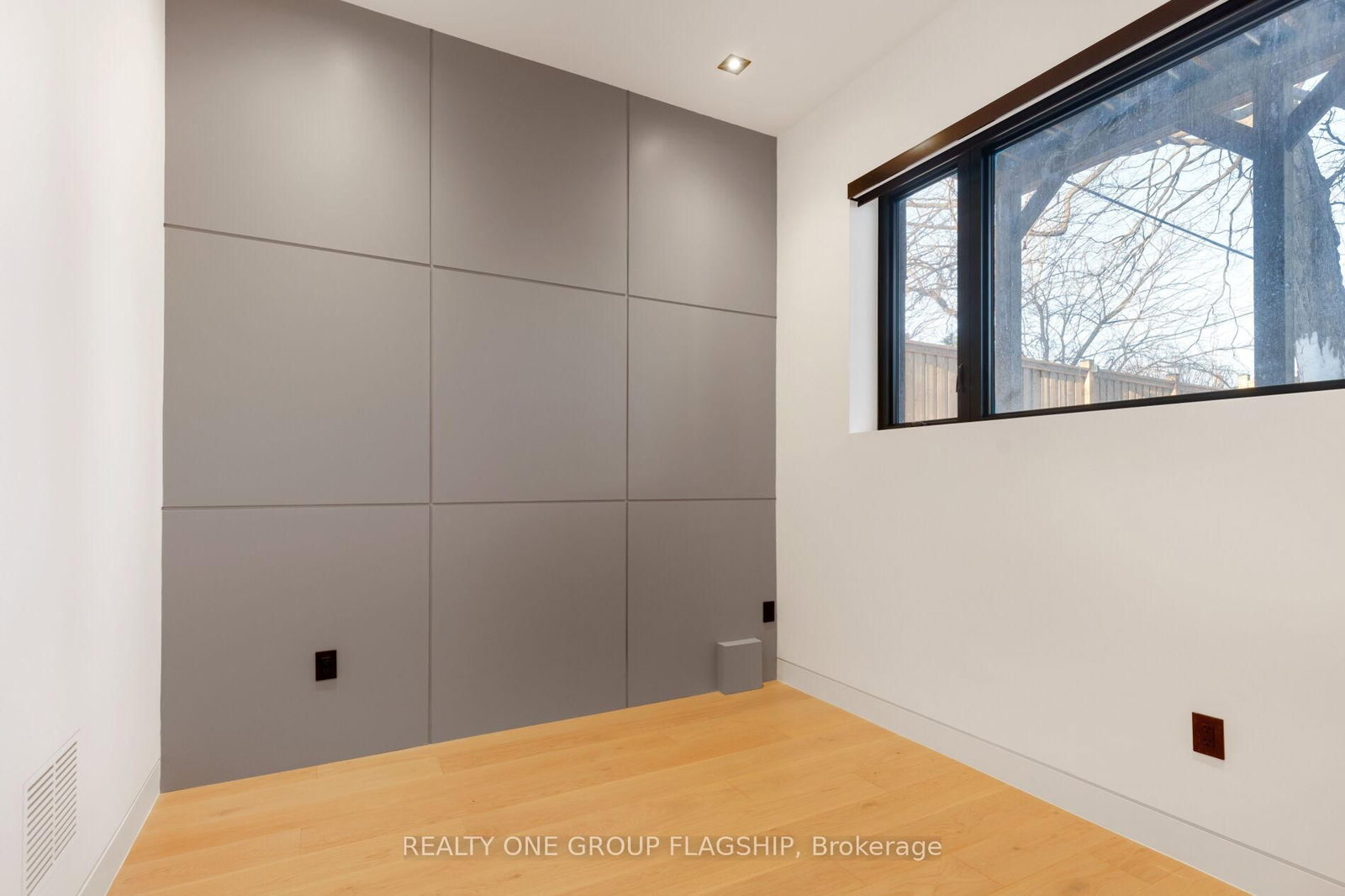 Detached House for sale at 7 Bentley Drive, Toronto, Ontario, M8Z 3L9 - Stonegate-Queensway - MLS: W12940756