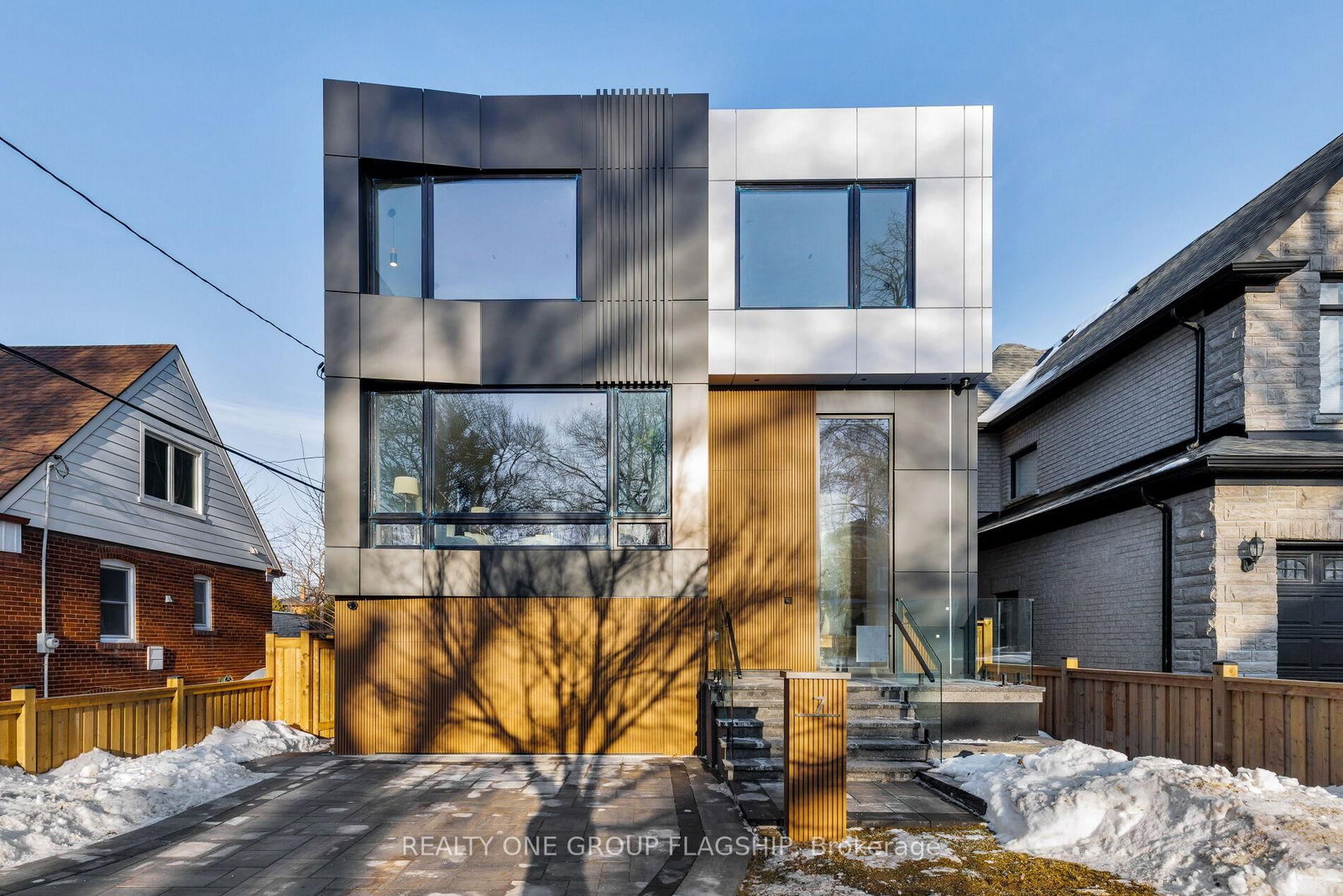 Detached House for sale at 7 Bentley Drive, Toronto, Ontario, M8Z 3L9 - Stonegate-Queensway - MLS: W12940756