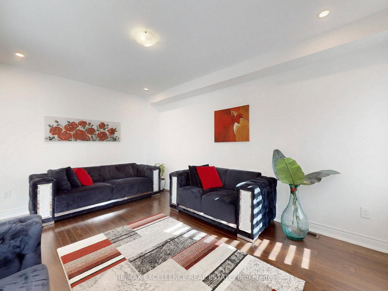 33 Tiger Cres, Brampton, L6R 0C8 | Image 2