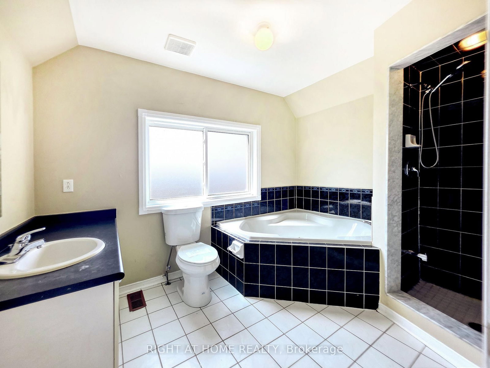 Townhouse for sale at 98 Spadina Road, Brampton, Ontario, L6X 4X6 - Brampton West - MLS: W12941394