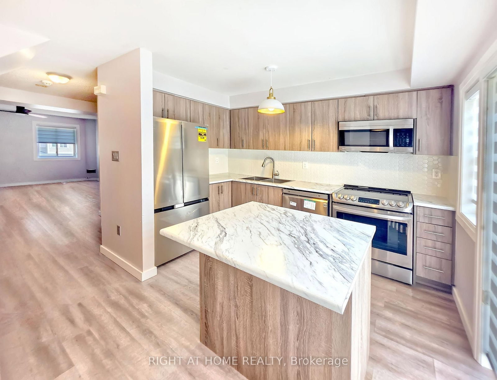 Townhouse for sale at 98 Spadina Road, Brampton, Ontario, L6X 4X6 - Brampton West - MLS: W12941394