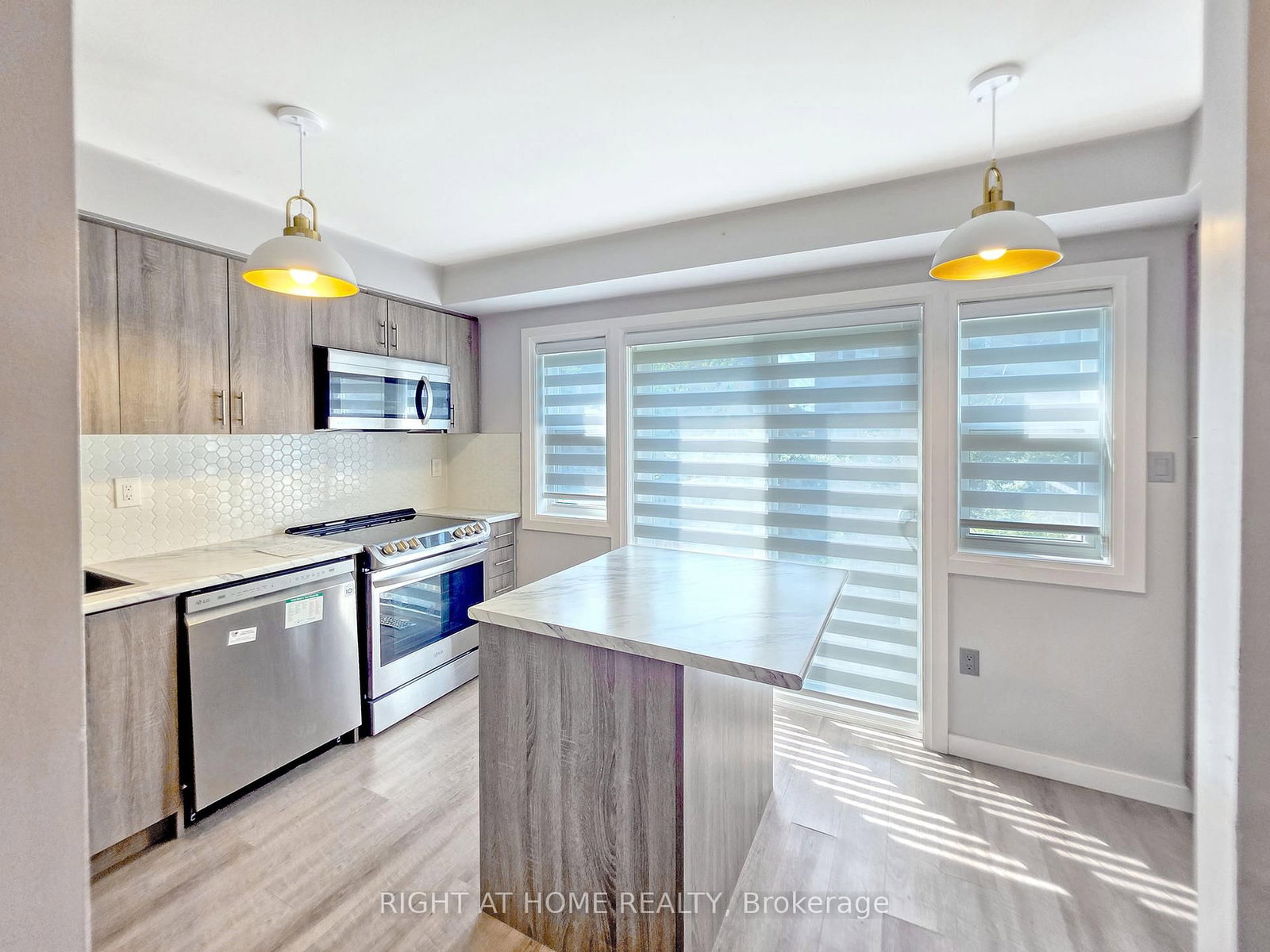 Townhouse for sale at 98 Spadina Road, Brampton, Ontario, L6X 4X6 - Brampton West - MLS: W12941394